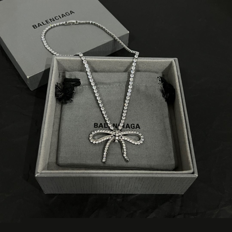 Ba*len*cia*ga necklaces